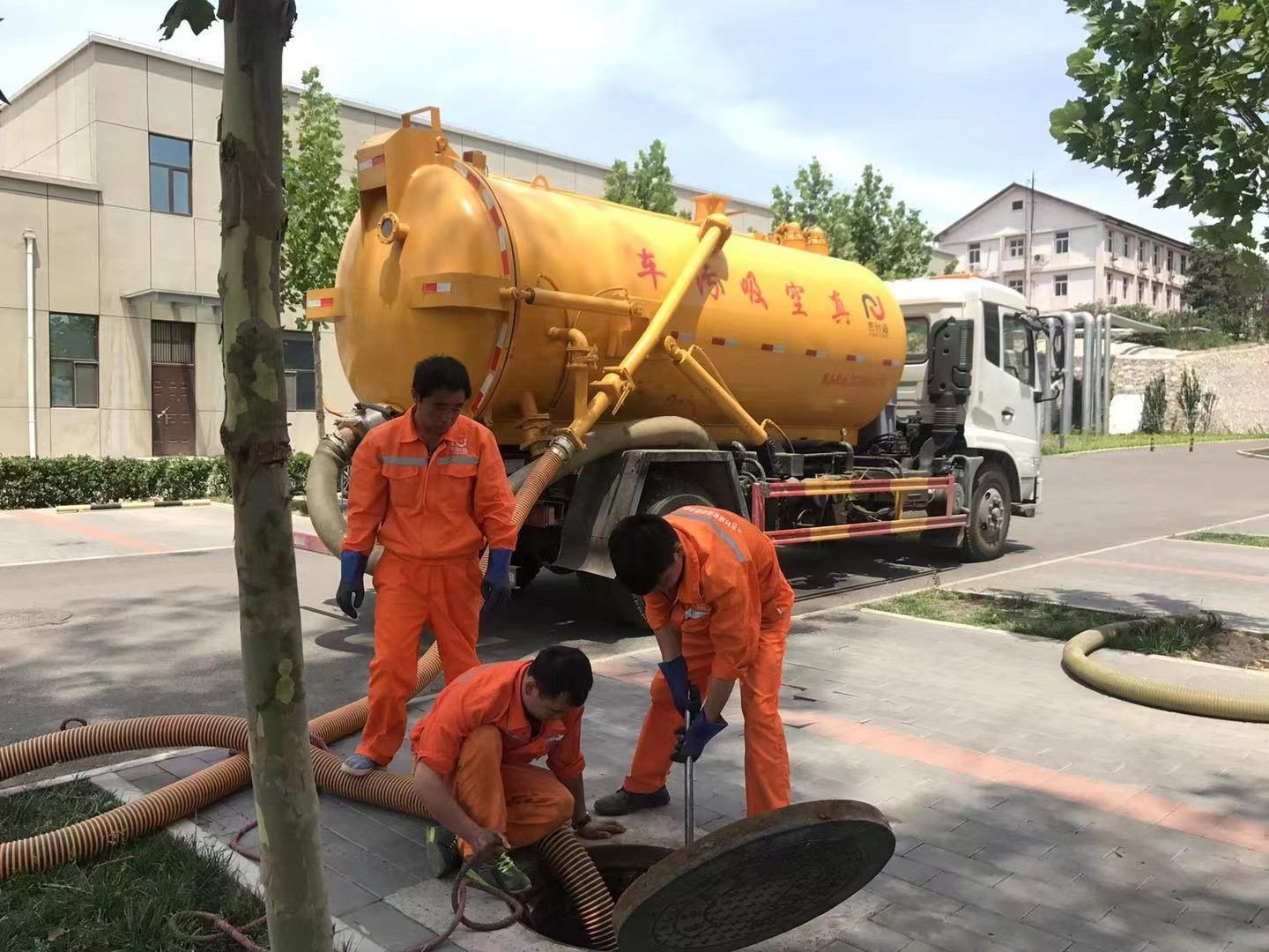 刚察管道疏通车停在窨井附近