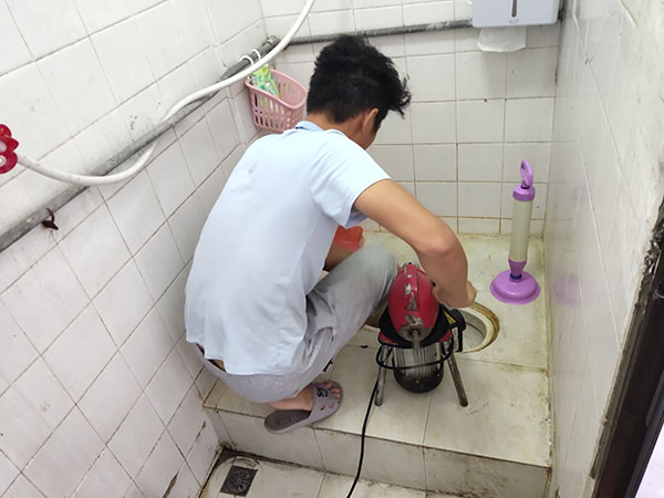 刚察管道堵塞冒臭气 专业师傅现场解决问题