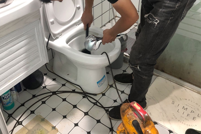 刚察马桶堵塞自己疏通还是找师傅?专业上门服务让你省时更省心