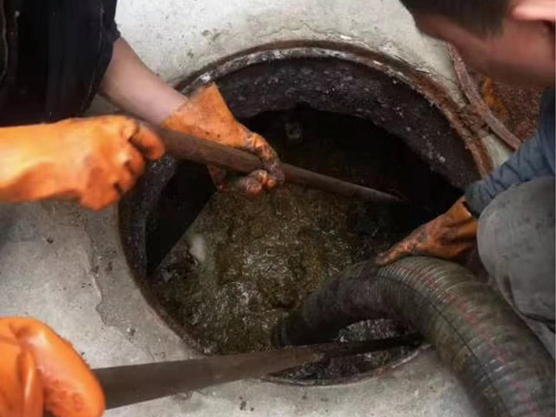 刚察清理化粪池时如何避免沼气的危害?